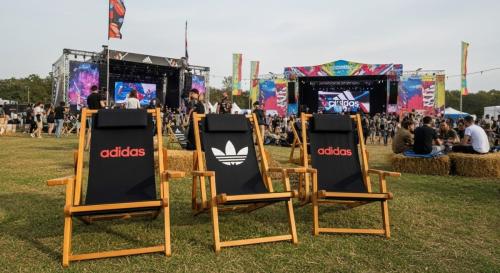 adidas-sling-chair-concert